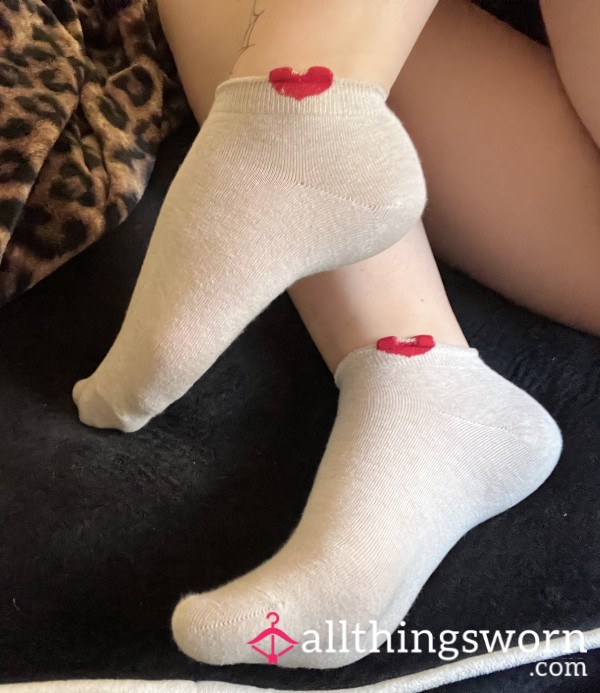 Adorable Well Worn Tan Ankle Sockies With Hearts ♥️