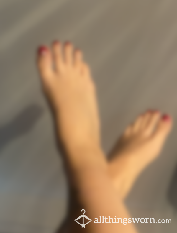 👀 Cheeky Sneak P**k: Get A Glimpse Of My Alluring Feet And Toes! 👣