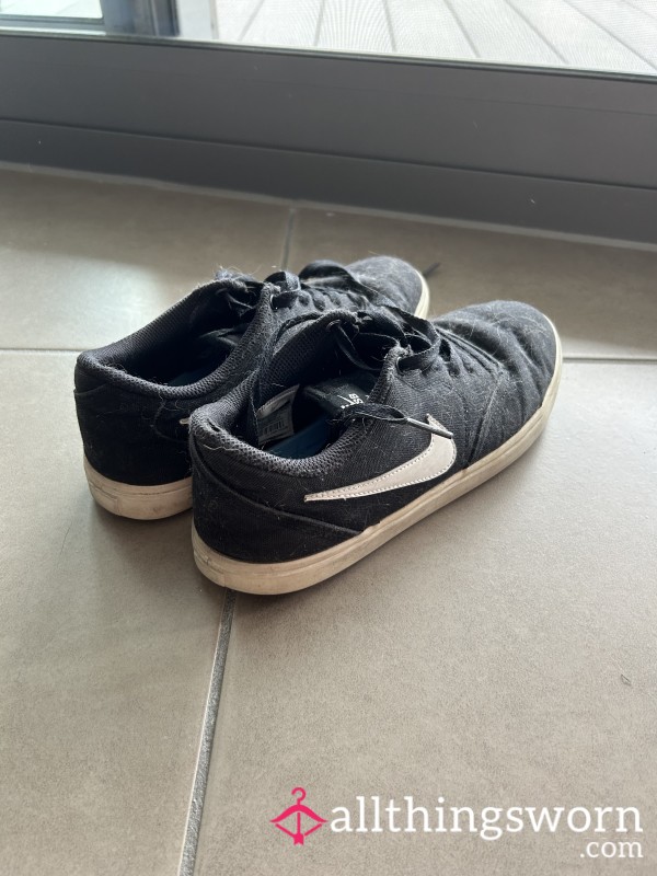 Dirty Worn Black Nike Sneakers EU38