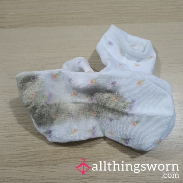 Smelly Cute White Socks With Floral Detail