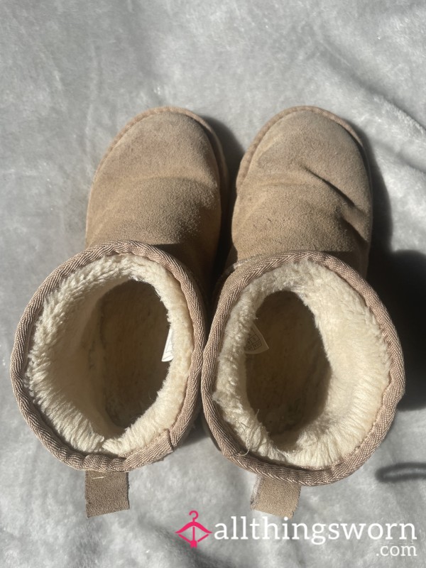 Super Used Smelly Uggs Size 4