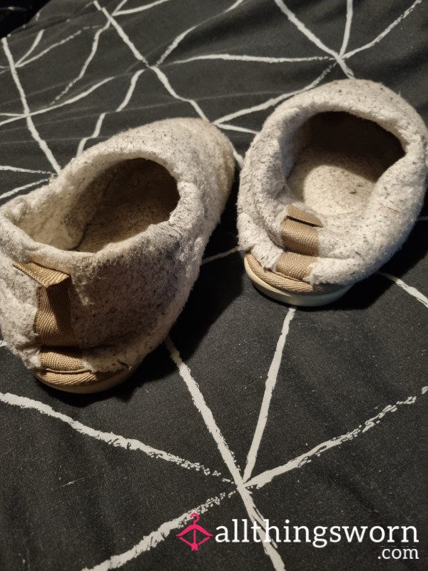 Very Worn Slippers, Smelly