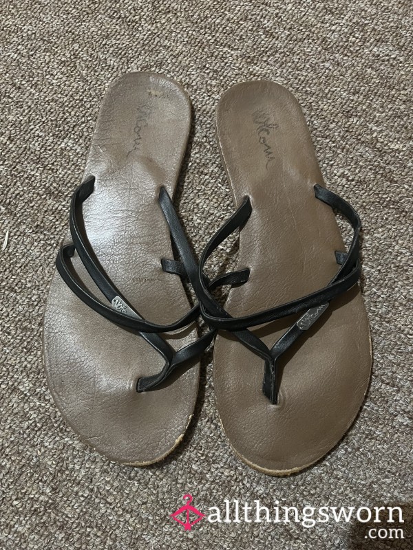 🦋 Well Worn Black Volcom Flip Flops / Sandals 🦋